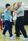Yang Zhenduo (Sohn von Yang Chengfu demonstriert Pushhands mit seinem Enkel Yang Jun in Hamburg. Archiv Dr. Langhoff